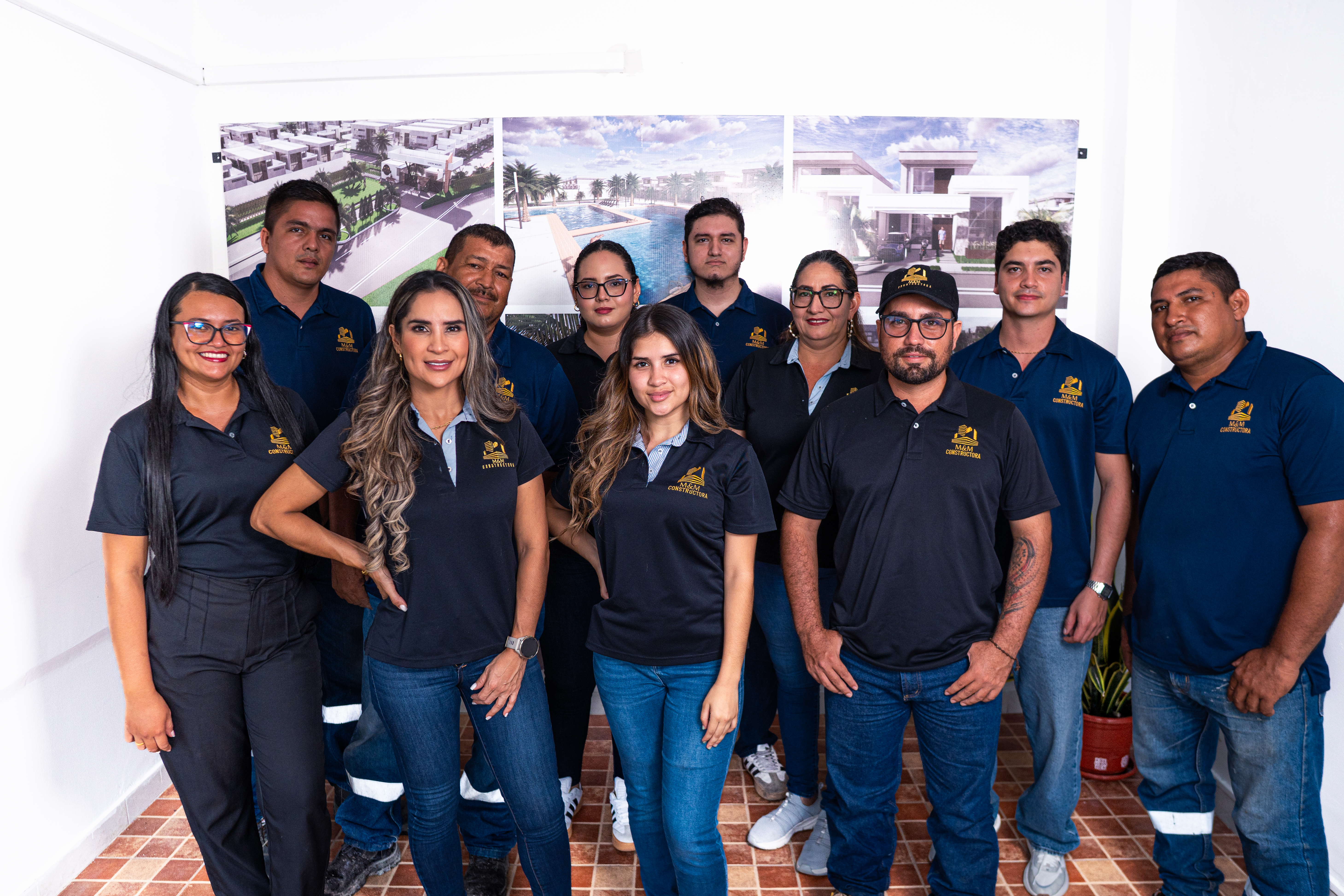 Equipo M&M en sala de negocios